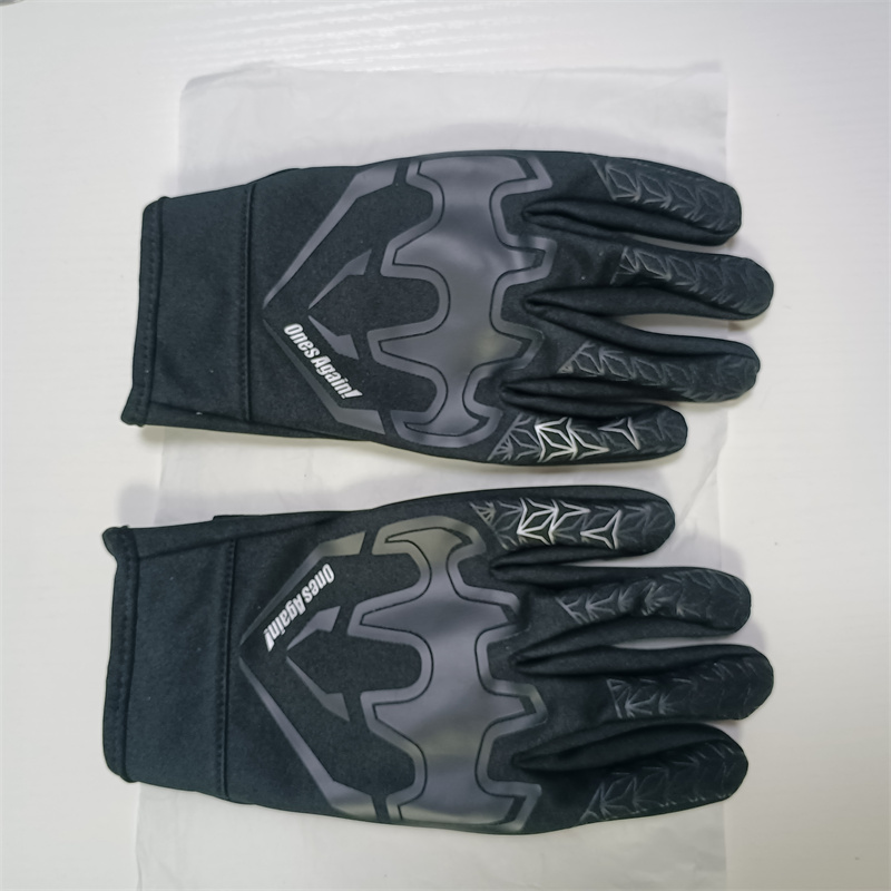 ソフトな素材を使用したバイク用グローブ。春、秋、冬に着用可能 - Motorcycle Glove Knuckle のレビューと価格